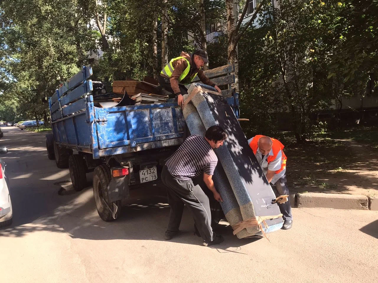 Профессиональный вывоз крупногабаритного мусора в Лесне в октябре