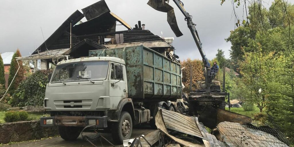 Вывоз мусора после пожара с утилизацией в Лесне в октябре