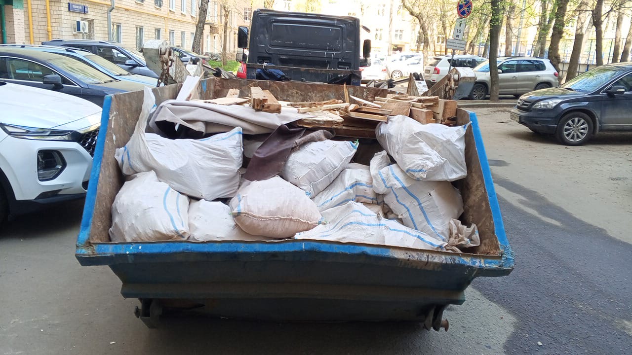 Вывоз мусора из магазина в Лесне в октябре