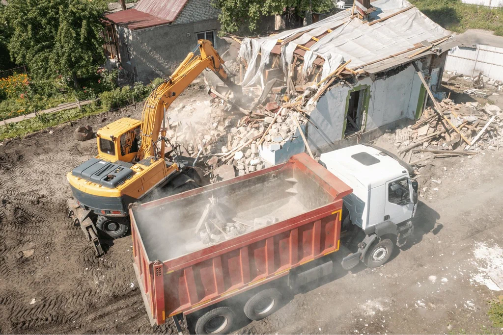 Вывоз мусора после сноса зданий с выездом в Лесне в октябре