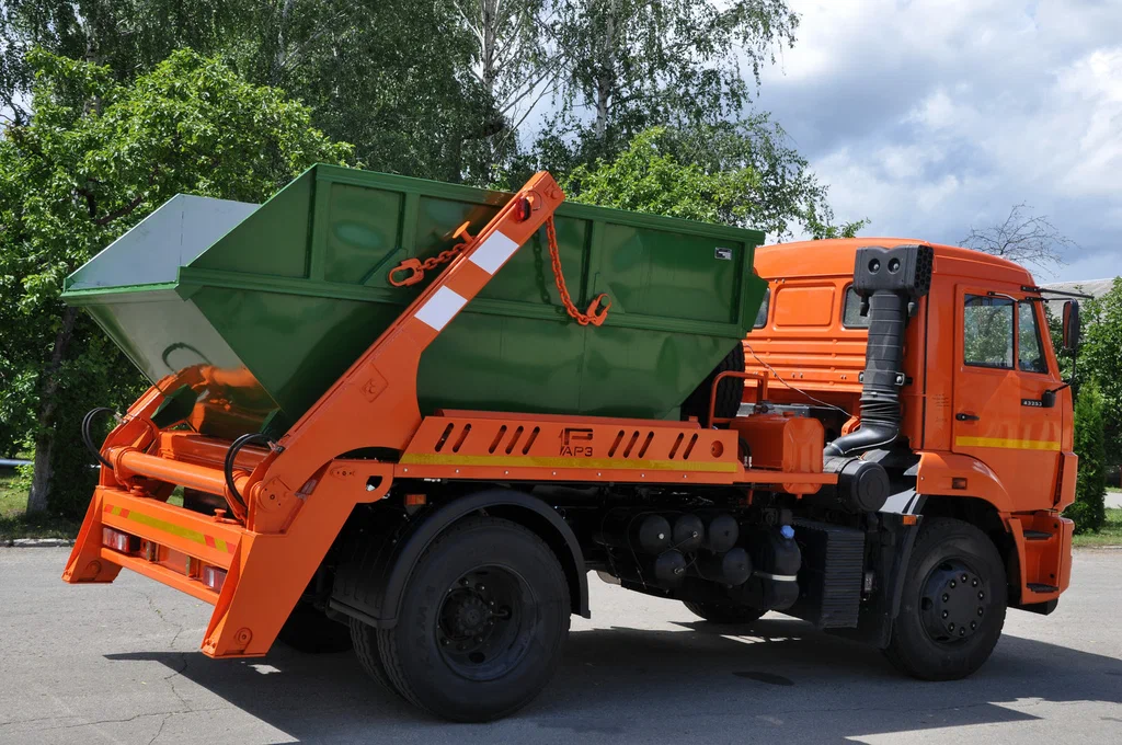 Заказ бункеровоза для вывоза мусора и отходов в Лесне в октябре