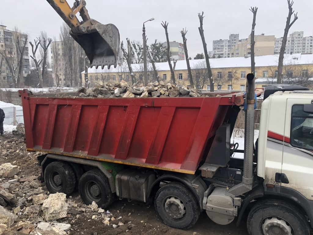 Вывоз мусора Камазом в Лесне в октябре