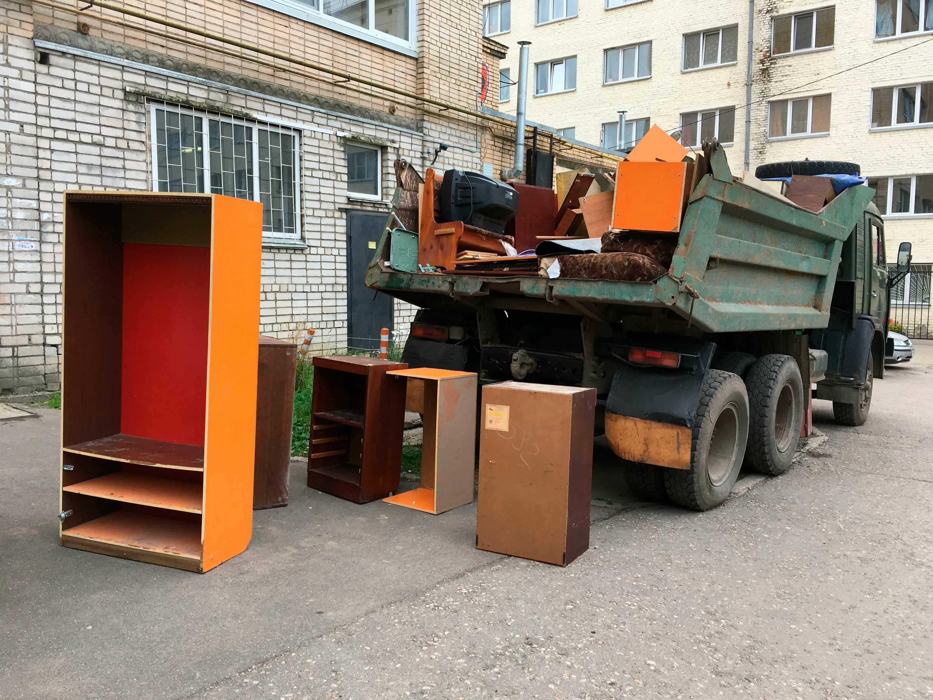 Утилизация старой мебели с вывозом и разбором в Лесне в октябре