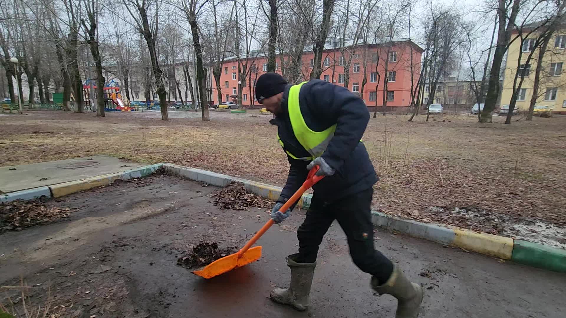 Уборка территорий в Лесне в октябре