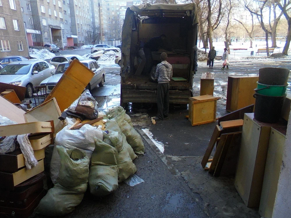 Вывоз мусора из подвала с утилизацией в Лесне в октябре