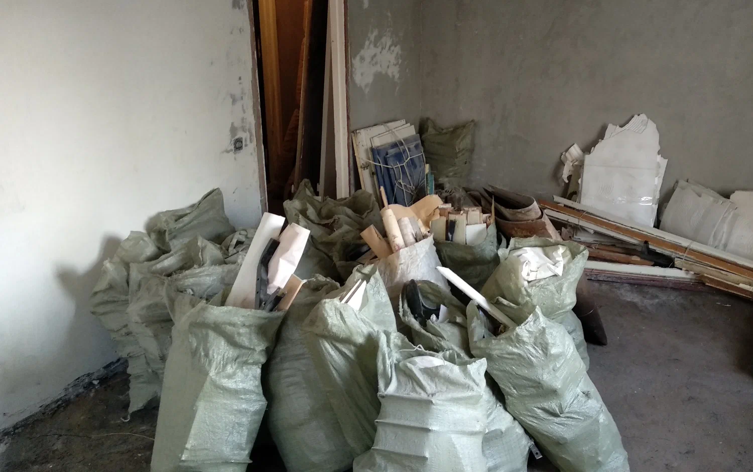 Уборка строительного мусора с вывозом и утилизацией в Лесне в октябре