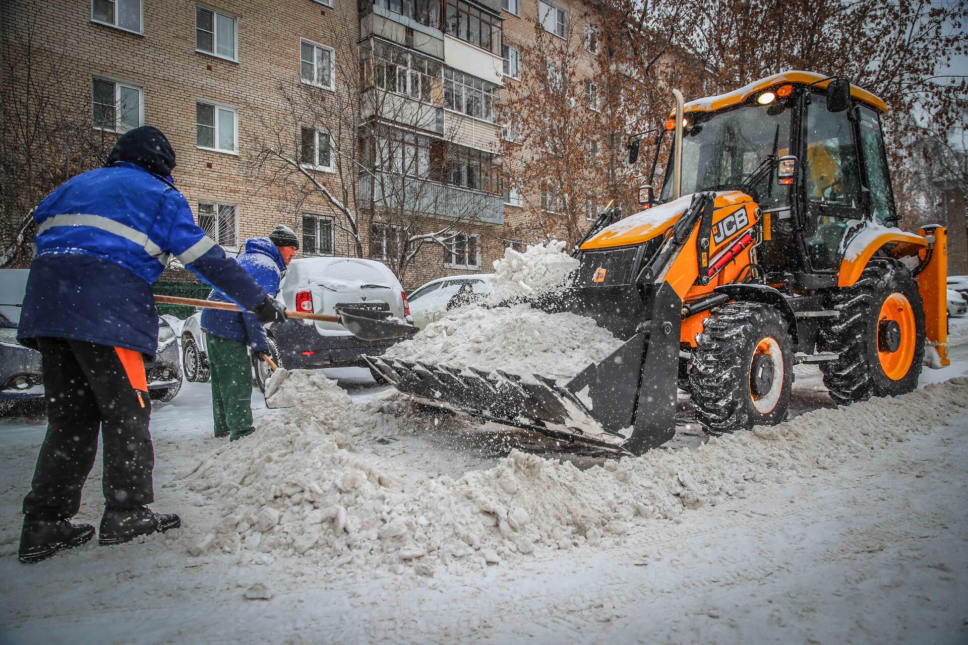 Очистка дворов от снега и наледи в Лесне — уборка снега, трактор и ручная, цены от 520 руб. | ПроМусор