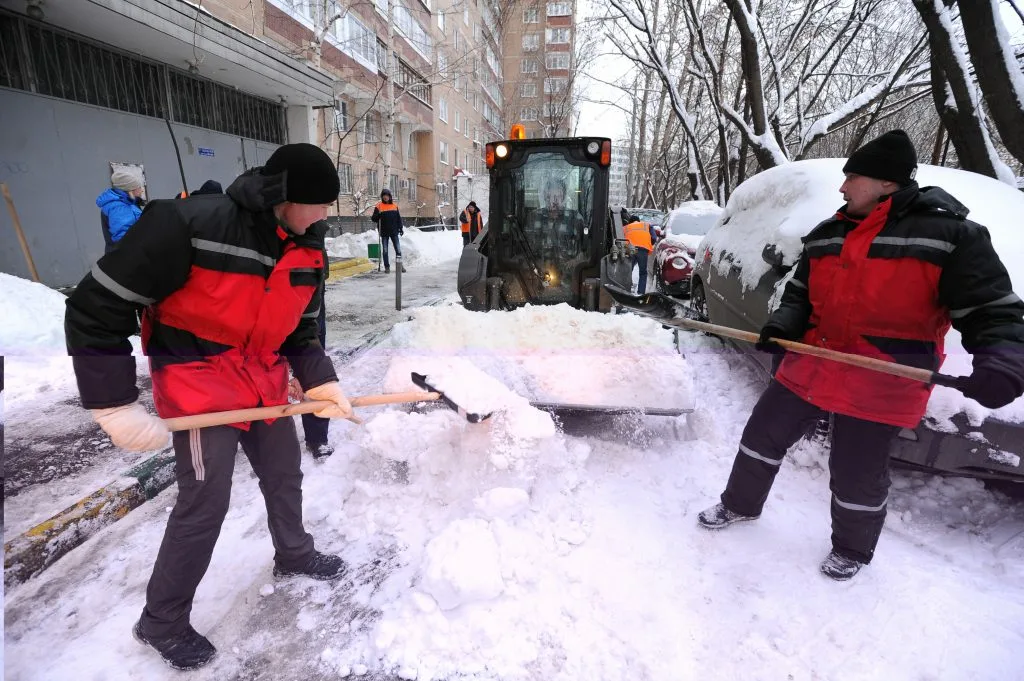 Очистка дворов от снега с гарантией результата в Лесне в октябре