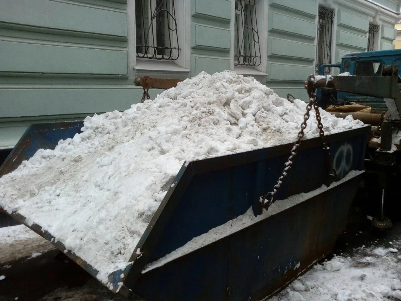 Вывоз снега контейнерами в Лесне в октябре