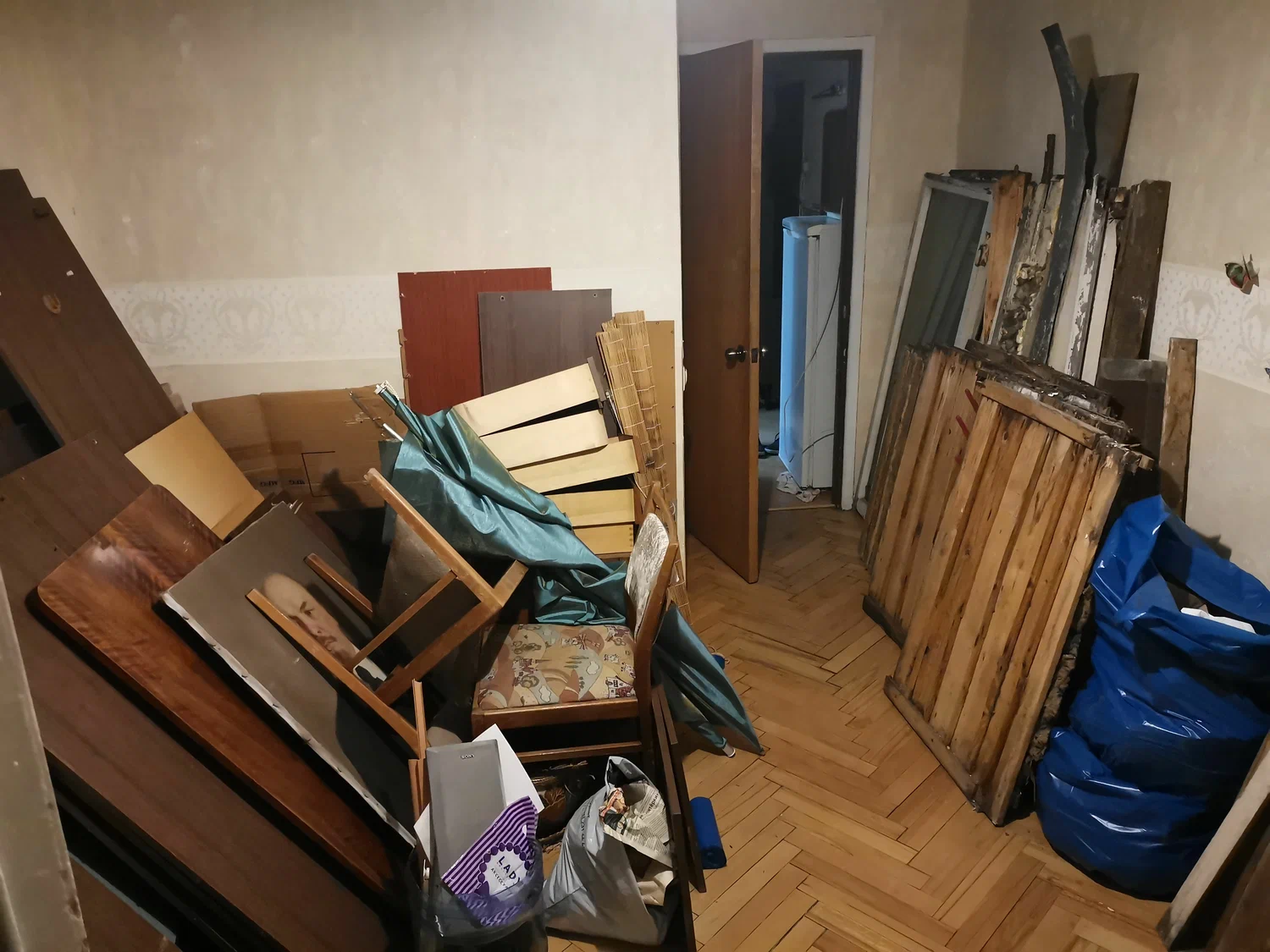 Демонтаж мебели с вывозом и утилизацией в Лесне в октябре